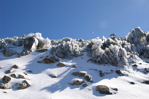 Der Roque de Los Muchachos im Schnee