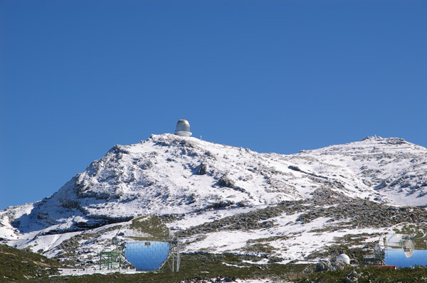 Der Roque de Los Muchachos im Schnee